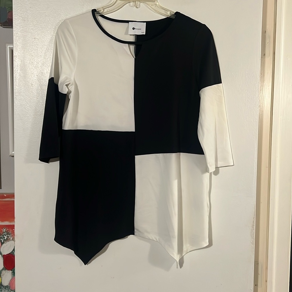 1ère Avenue black/cream 3/4 sleeve handkerchief hem top